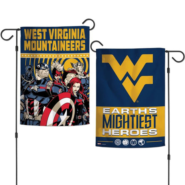 West Virginia Mountaineers / Marvel (c) Banderas de jardín MARVEL 2021 de 2 lados, 12,5" x 18"