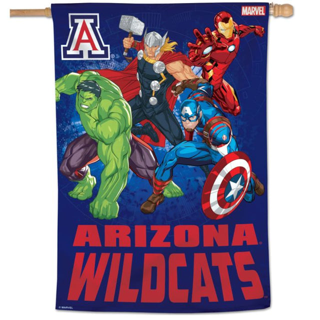 Bandera vertical de Arizona Wildcats/Marvel (c) 2021 MARVEL de 28" x 40"