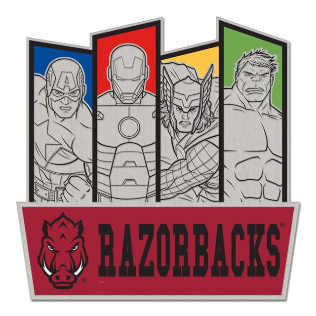 Tarjeta de joyería con pin de colección de MARVEL de Arkansas Razorbacks/Marvel (c) 2021