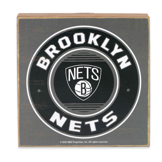 Decoración de pared de madera oscura con el logotipo de los Brooklyn Nets