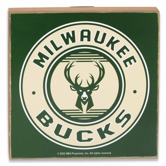 Decoración de pared de madera oscura con el logotipo de los Milwaukee Bucks