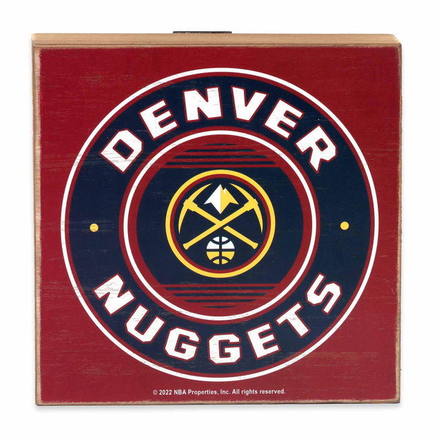 Decoración de pared de madera oscura con el logotipo de los Denver Nuggets