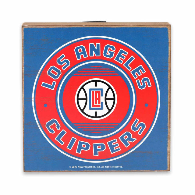 Decoración de pared de madera oscura con el logotipo de Los Angeles Clippers
