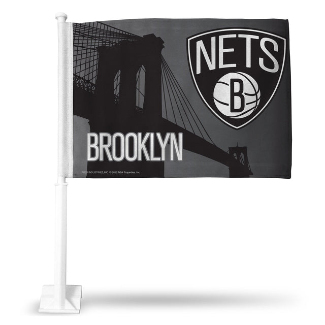 Coche con la bandera de los Brooklyn Nets