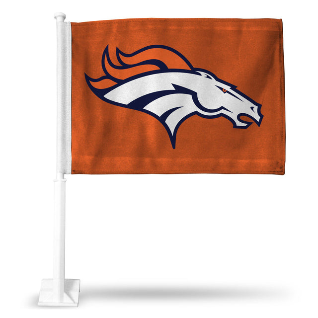 Coche con la bandera de los Denver Broncos