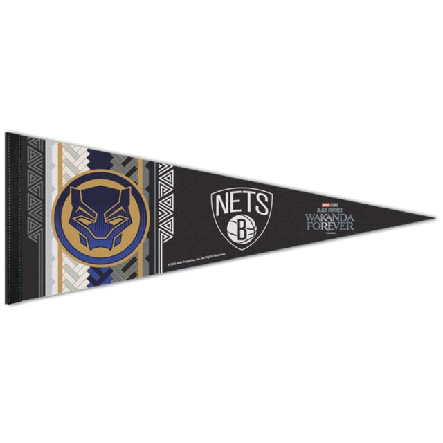 Banderín premium de MARVEL de los Brooklyn Nets/Marvel (C) 2022 de 12" x 30"