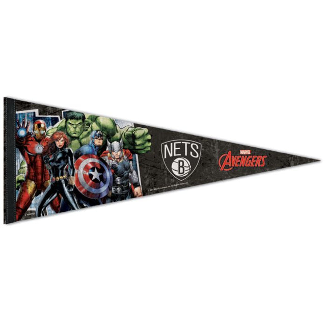 Banderín premium de MARVEL de Brooklyn Nets/Marvel (c) 2021 de 12" x 30"