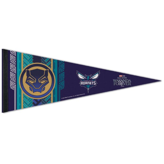 Banderín premium de 12" x 30" de los Charlotte Hornets/Marvel (C) 2022