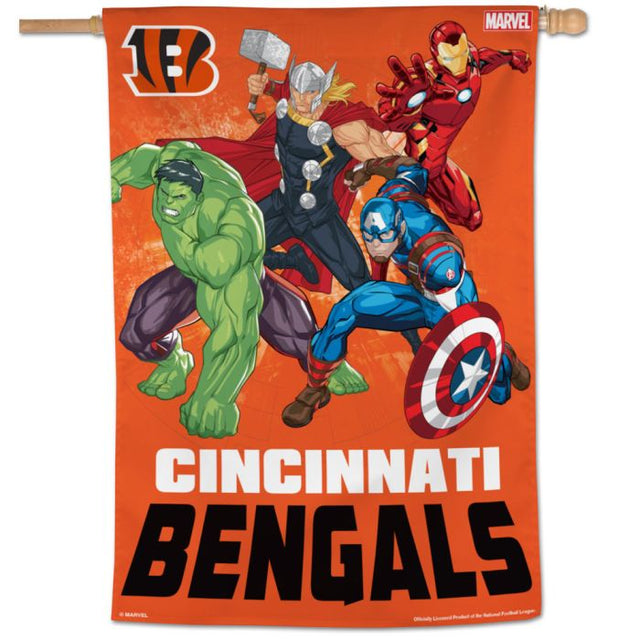 Bandera vertical de Marvel de Cincinnati Bengals/Marvel (C) 2021 de 28" x 40"