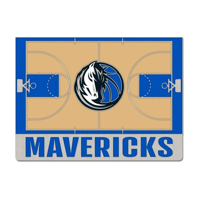 Tarjeta de joyería con pin esmaltado de colección COURT de los Dallas Mavericks