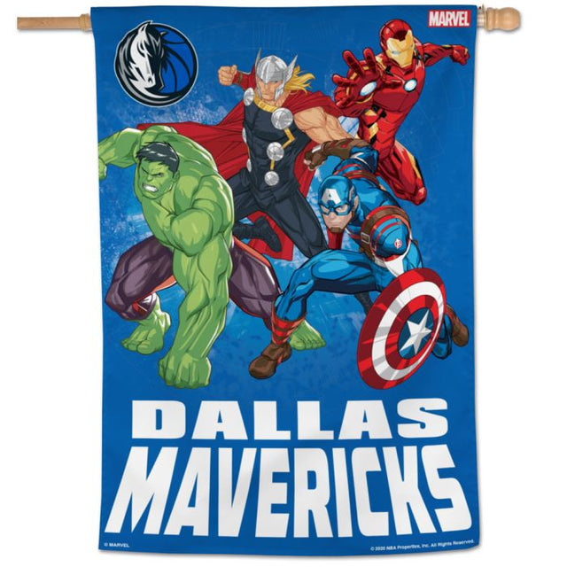 Bandera vertical de Marvel de los Dallas Mavericks/Marvel (c) 2021 de 28" x 40"