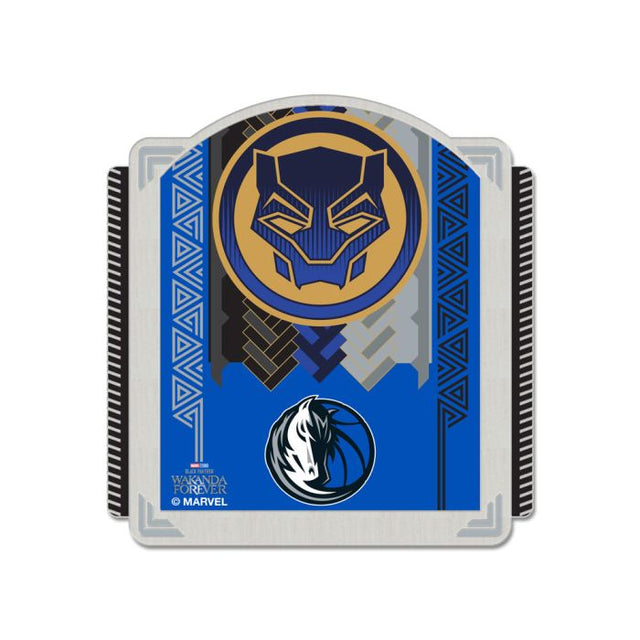 Tarjeta de joyería con pin de colección de MARVEL de Dallas Mavericks/Marvel (c) 2022