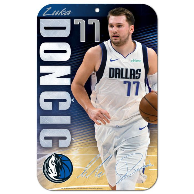 Letrero de plástico de los Dallas Mavericks de 11" x 17" de Luka Doncic