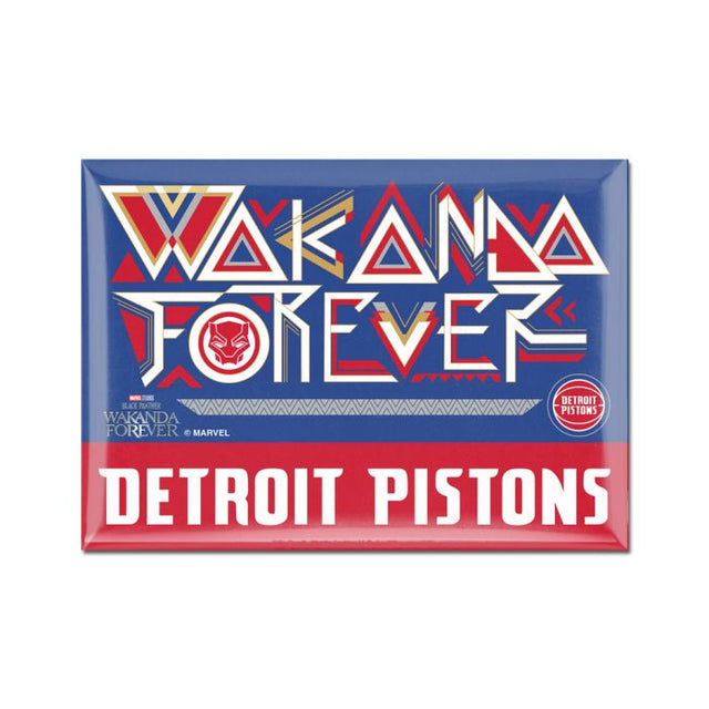 Imán de metal de Marvel de Detroit Pistons/Marvel (C) 2022 de 2,5" x 3,5"