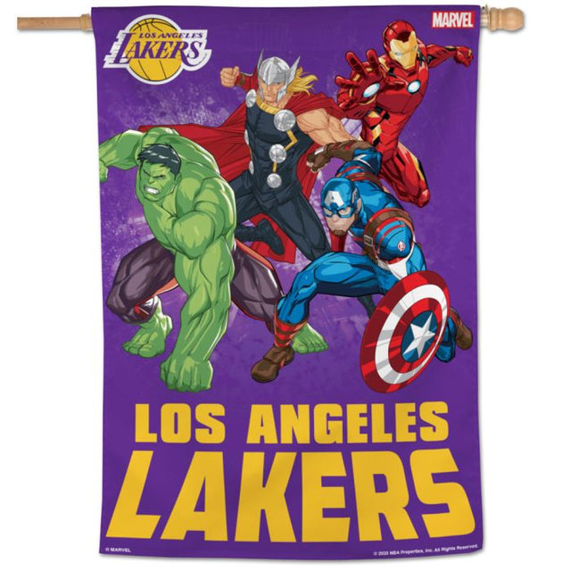 Bandera vertical de Los Ángeles Lakers/Marvel (c) 2021 MARVEL de 28" x 40"