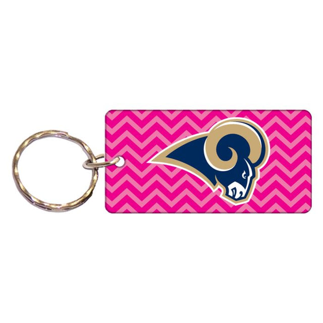Llavero rectangular con el logo de Los Angeles Rams en color rosa y CHEVRON