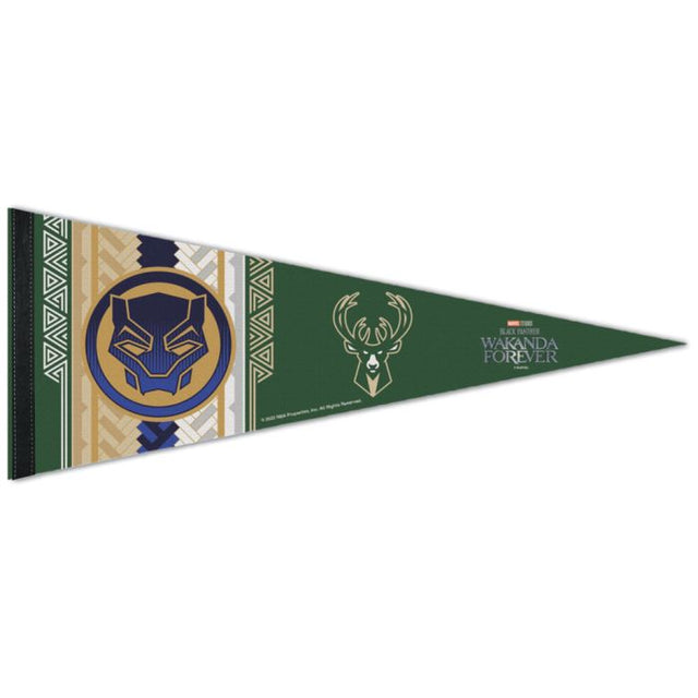 Banderín premium MARVEL de Milwaukee Bucks/Marvel (C) 2022 de 12" x 30"