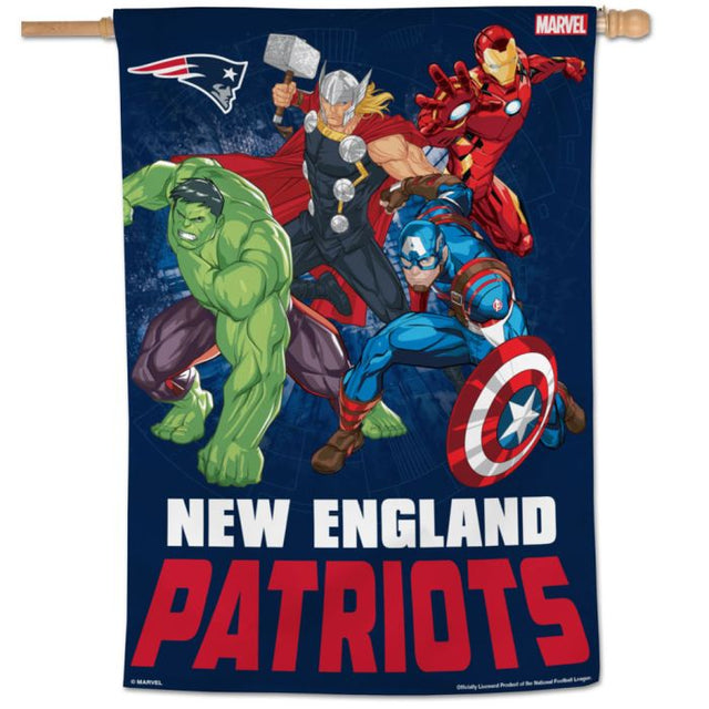Bandera vertical de Marvel de los New England Patriots/Marvel (C) 2021 de 28" x 40"