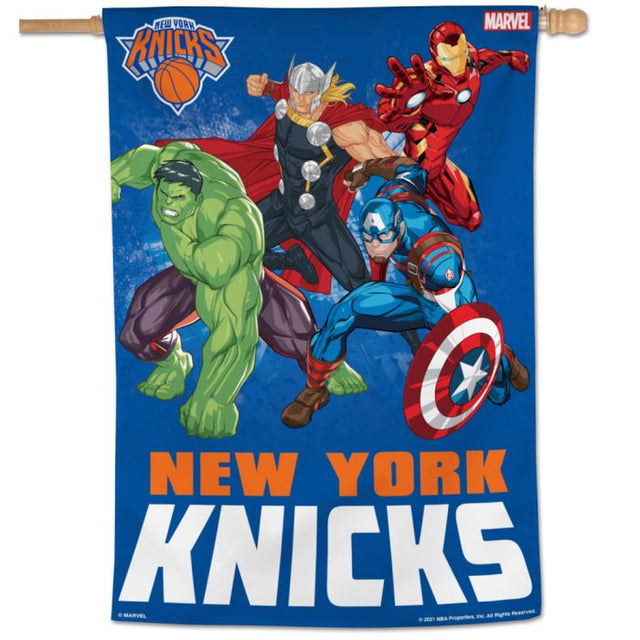 Bandera vertical de Marvel de los New York Knicks/Marvel (C) 2021 de 71 x 101 cm