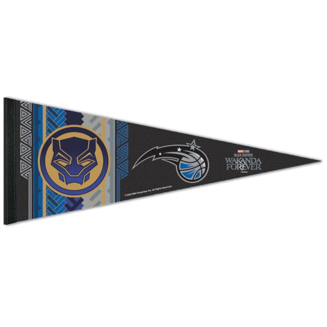 Banderín premium de Orlando Magic/Marvel (C) 2022 de MARVEL de 12" x 30"
