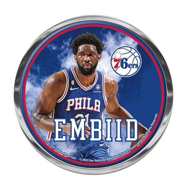 Emblema de metal cromado abovedado de los Philadelphia 76ers de Joel Embiid