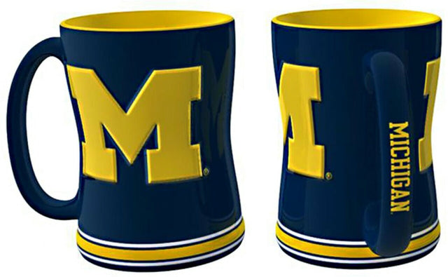 Taza de café de los Wolverines de Michigan: relieve esculpido de 14 oz