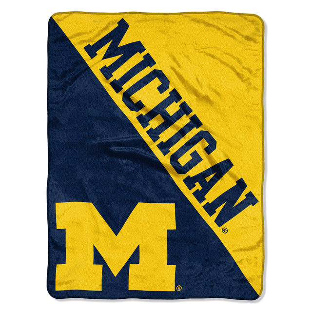 Manta de los Wolverines de Michigan, diseño de microraschel de 46 x 60 pulgadas, enrollada