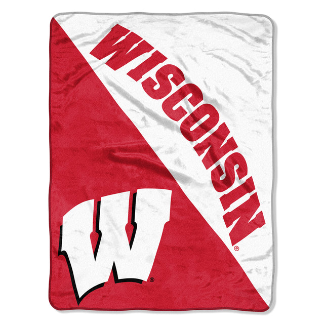 Manta de Wisconsin Badgers de 46 x 60, diseño de microraschel en semitono enrollada
