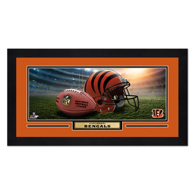 Impresión de Cincinnati Bengals de 13 x 7 con casco enmarcado en diseño de estadio
