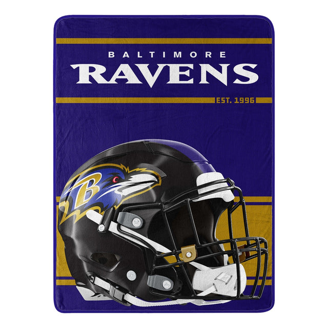 Manta de los Baltimore Ravens de 46 x 60 pulgadas con diseño Micro Raschel Run enrollada