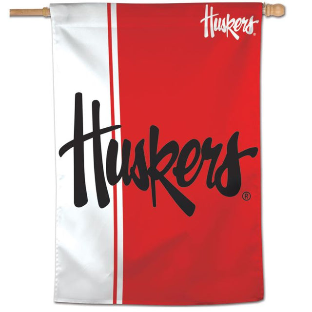 Bandera vertical de los Nebraska Cornhuskers de 28" x 40"