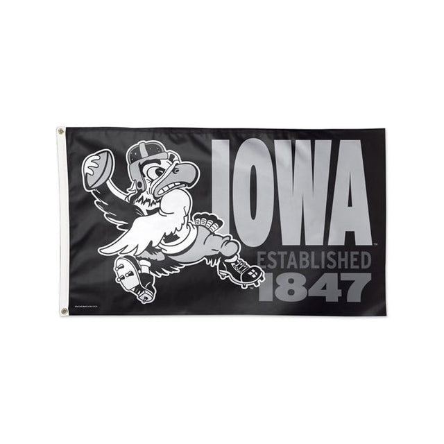 Iowa Hawkeyes / Vintage Collegiate Flag - Deluxe 3' X 5'