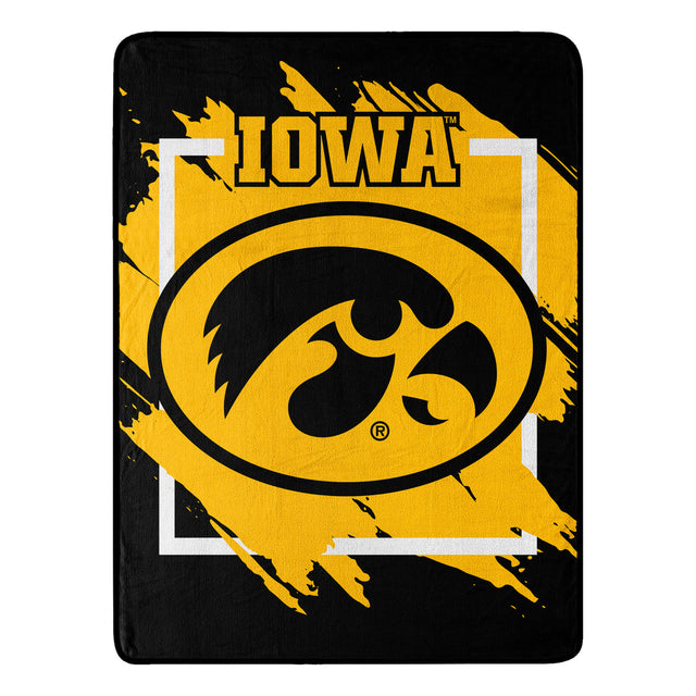 Manta de los Iowa Hawkeyes de 46 x 60, diseño dimensional Micro Raschel, enrollada