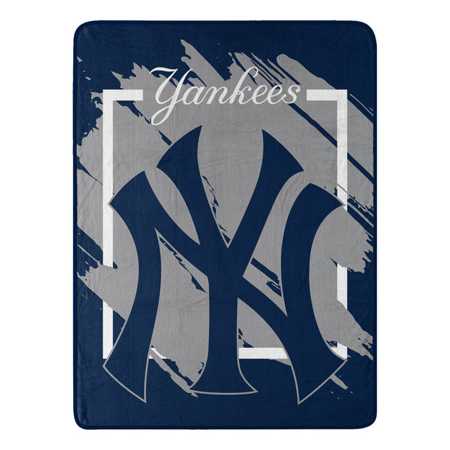 Manta de los Yankees de Nueva York, diseño dimensional Micro Raschel de 46 x 60 pulgadas, enrollada