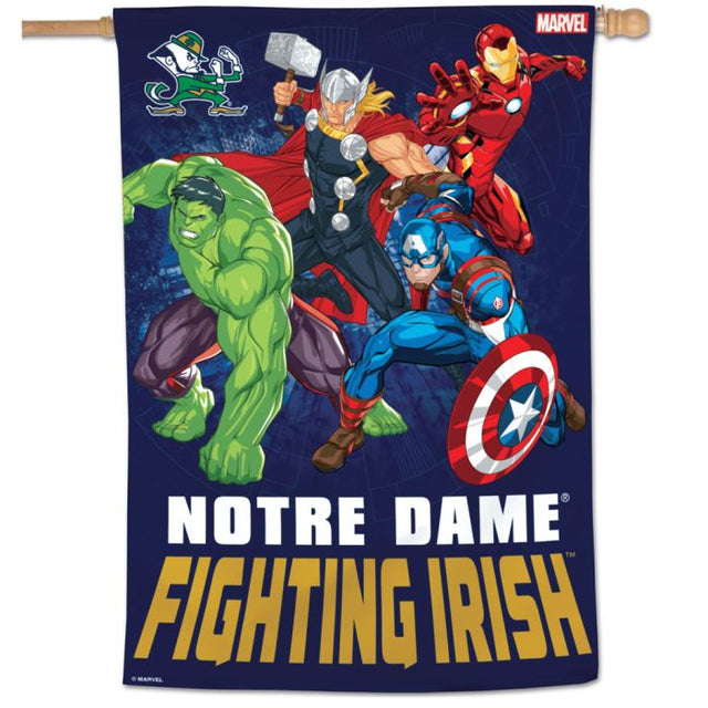 Notre Dame Fighting Irish / Marvel (C) Bandera vertical Marvel 2021 de 28" x 40"