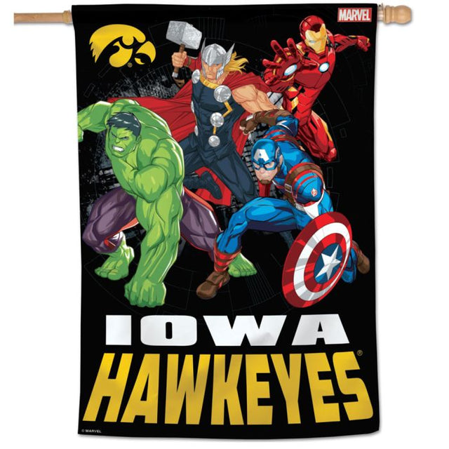 Bandera vertical de Iowa Hawkeyes/Marvel (c) 2021 MARVEL de 28" x 40"