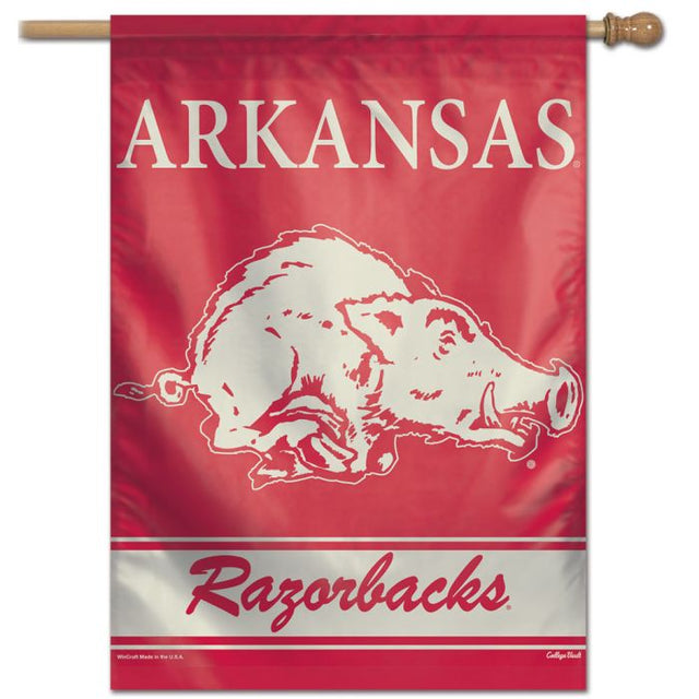 Bandera vertical VAULT de Arkansas Razorbacks/College Vault de 28" x 40"