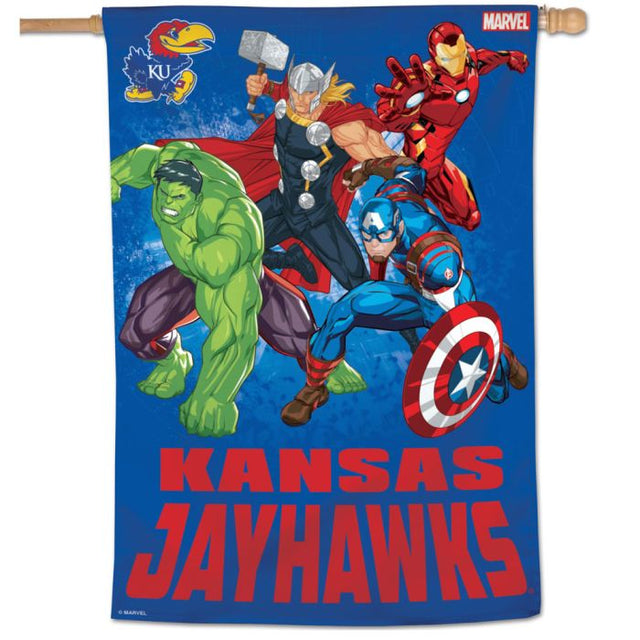 Bandera vertical de Marvel de Kansas Jayhawks/Marvel (c) 2021 de 28" x 40"