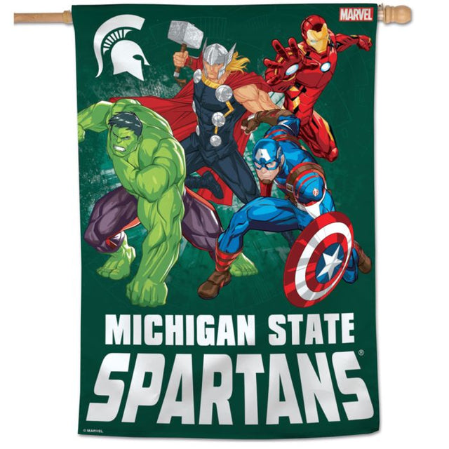 Bandera vertical de Marvel de Michigan State Spartans/Marvel (c) 2021 de 28" x 40"