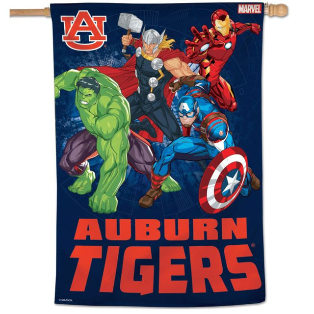 Bandera vertical de Auburn Tigers/Marvel (c) 2021 MARVEL de 28" x 40"