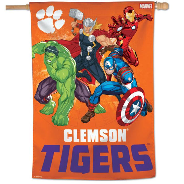 Bandera vertical de los Tigres de Clemson/Marvel (c) 2021 de MARVEL, 28" x 40"