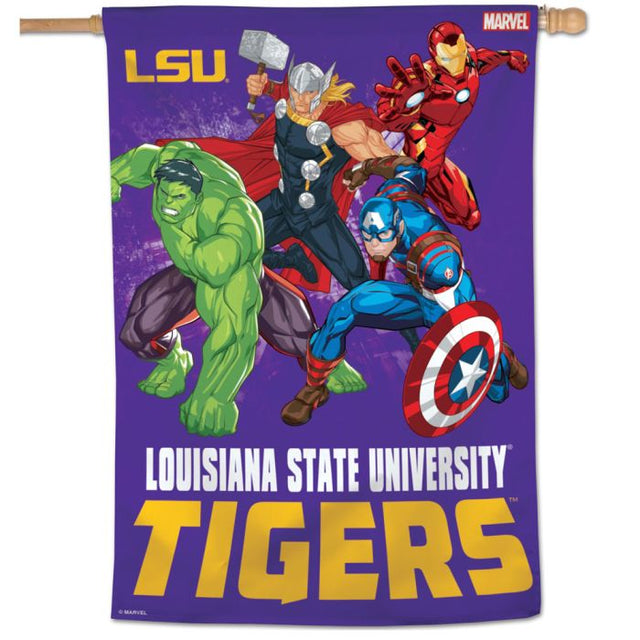 Bandera vertical de LSU Tigers/Marvel (c) 2021 MARVEL de 28" x 40"