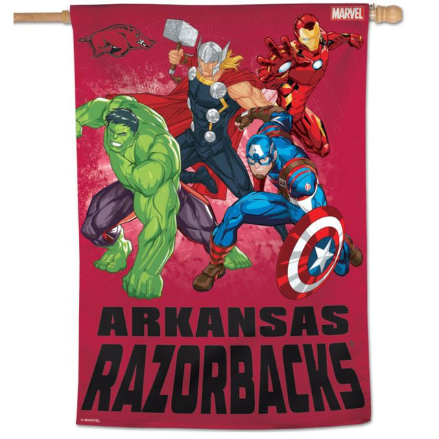 Bandera vertical de Marvel de Arkansas Razorbacks/Marvel (c) 2021 de 28" x 40"