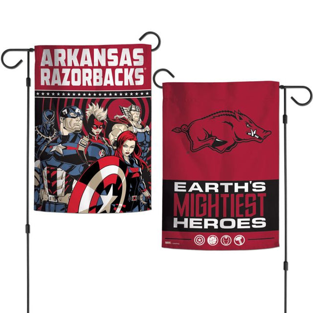 Arkansas Razorbacks / Marvel (c) 2021 Banderas de jardín MARVEL de 2 lados, 12,5" x 18"