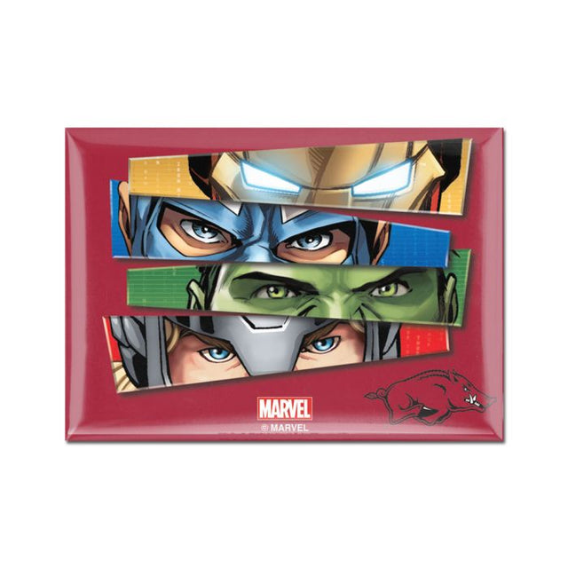 Imán de metal de 2,5" x 3,5" de Marvel (c) 2021 de Arkansas Razorbacks