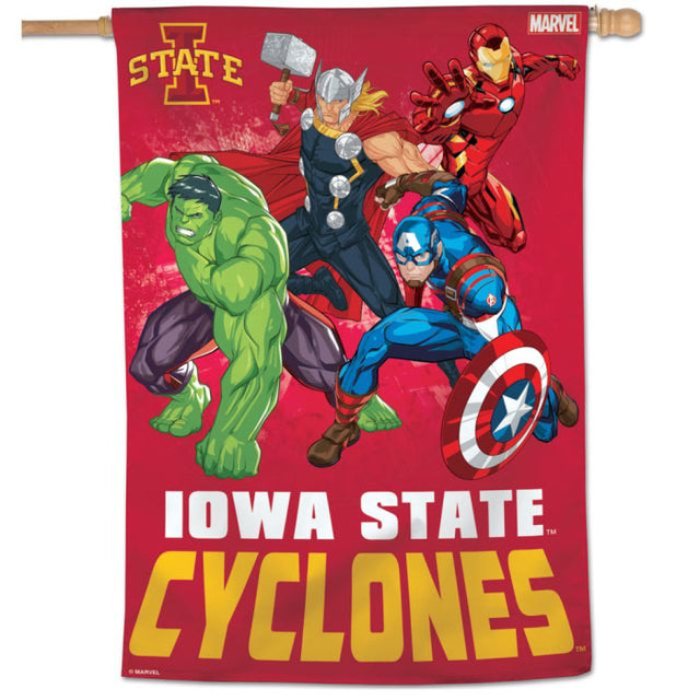 Bandera vertical de Marvel de Iowa State Cyclones/Marvel (c) 2021 de 28" x 40"