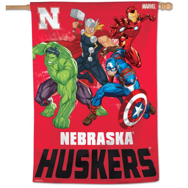 Bandera vertical de Marvel de Nebraska Cornhuskers/Marvel (c) 2021 de 28" x 40"