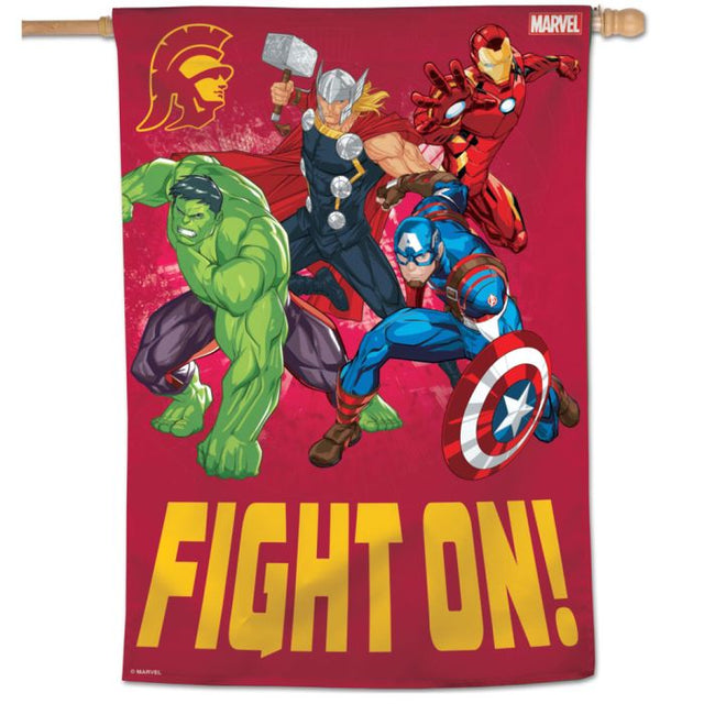 Bandera vertical de Marvel de USC Trojans/Marvel (c) 2021 de 28" x 40"