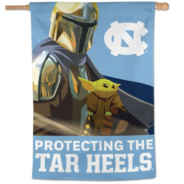 Bandera vertical de los Tar Heels de Carolina del Norte y de Star Wars Mandalorian de 28" x 40"