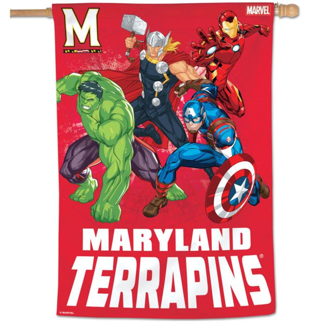 Bandera vertical de Maryland Terrapins/Marvel (c) 2021 MARVEL de 28" x 40"